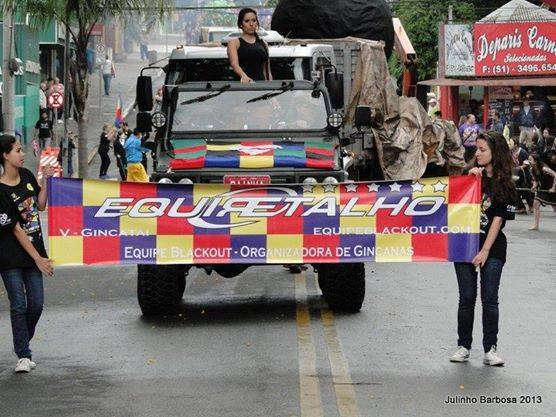Desfile da EquiRetalho nas ruas de Gravataí com faixa oficial